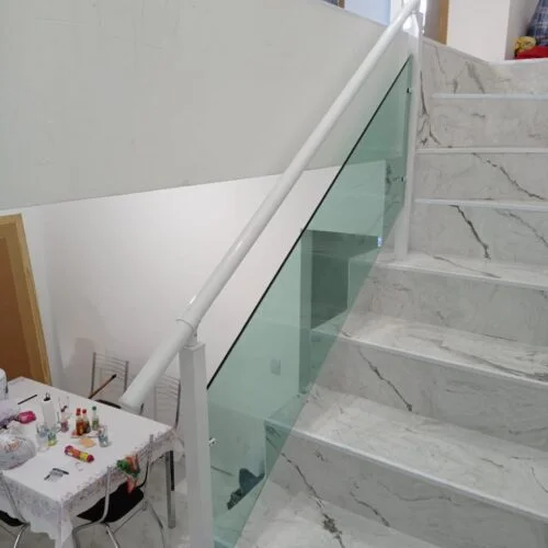 Guarda corpo de vidro em escada de casa